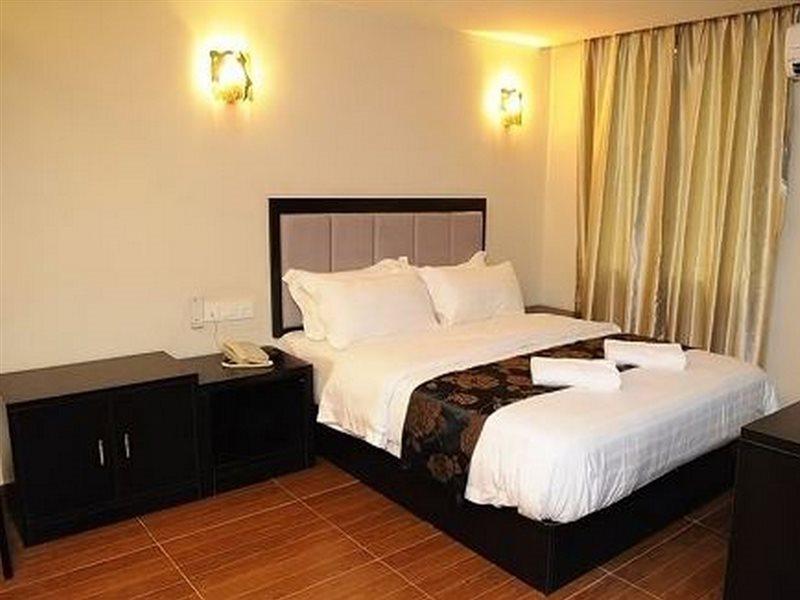Kk Waterfront Hotel Kota Kinabalu Exteriör bild