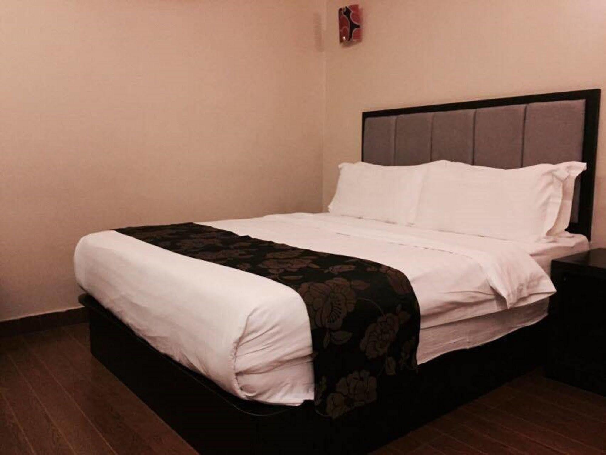 Kk Waterfront Hotel Kota Kinabalu Exteriör bild